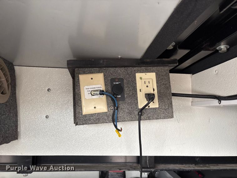 image for item EG8993 2006 Fleetwood American Tradition RV