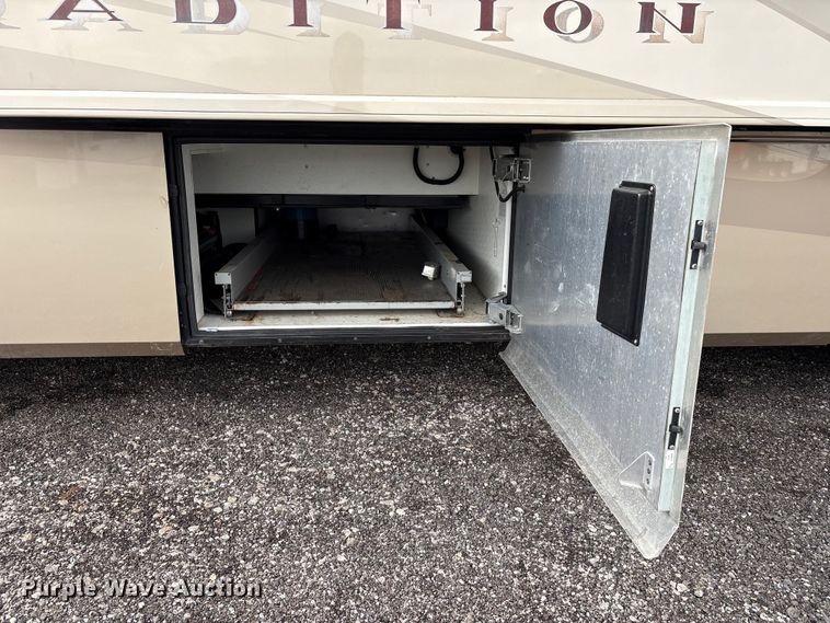 image for item EG8993 2006 Fleetwood American Tradition RV