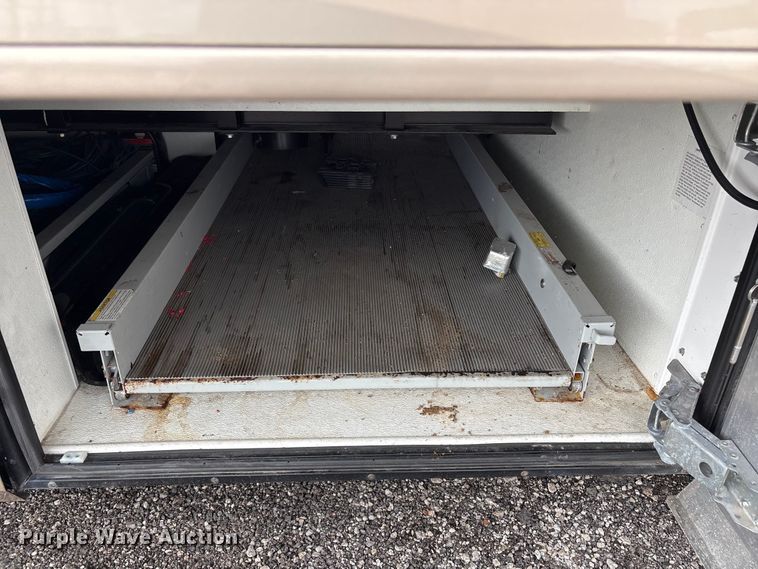 image for item EG8993 2006 Fleetwood American Tradition RV