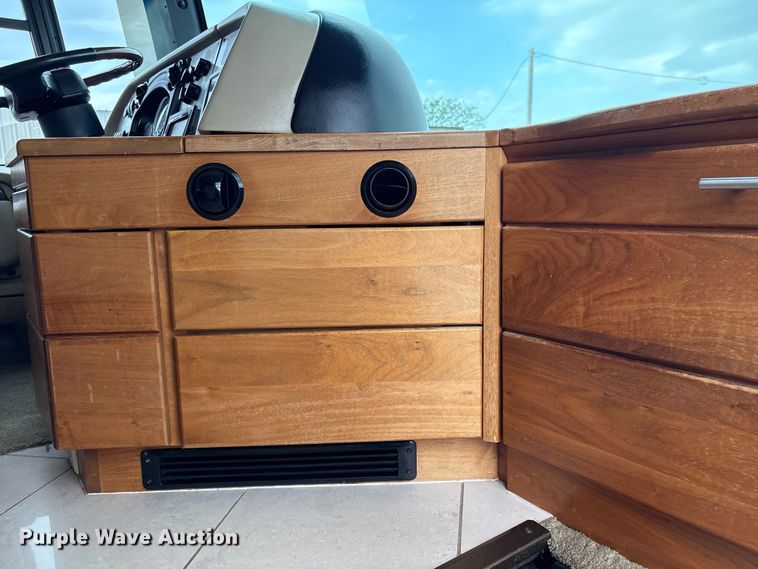 image for item EG8993 2006 Fleetwood American Tradition RV