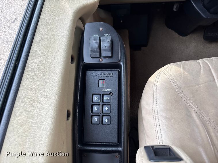 image for item EG8993 2006 Fleetwood American Tradition RV