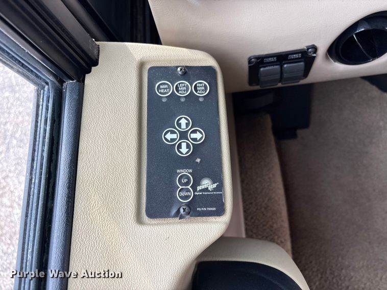 image for item EG8993 2006 Fleetwood American Tradition RV