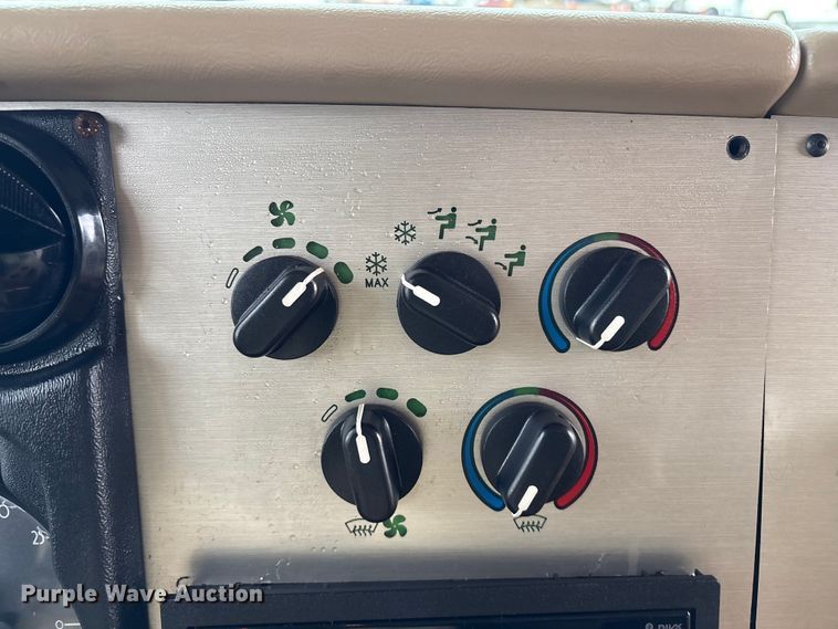 image for item EG8993 2006 Fleetwood American Tradition RV