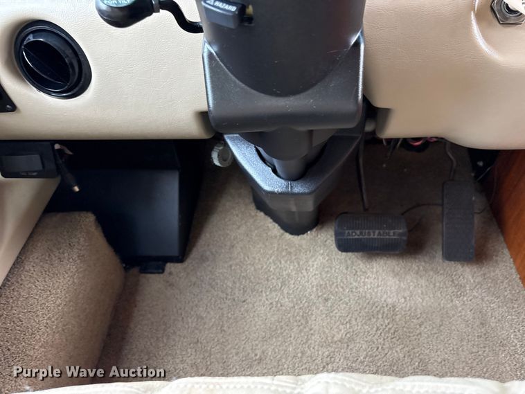 image for item EG8993 2006 Fleetwood American Tradition RV