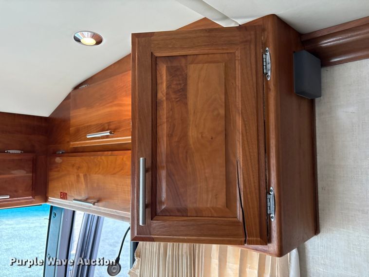 image for item EG8993 2006 Fleetwood American Tradition RV