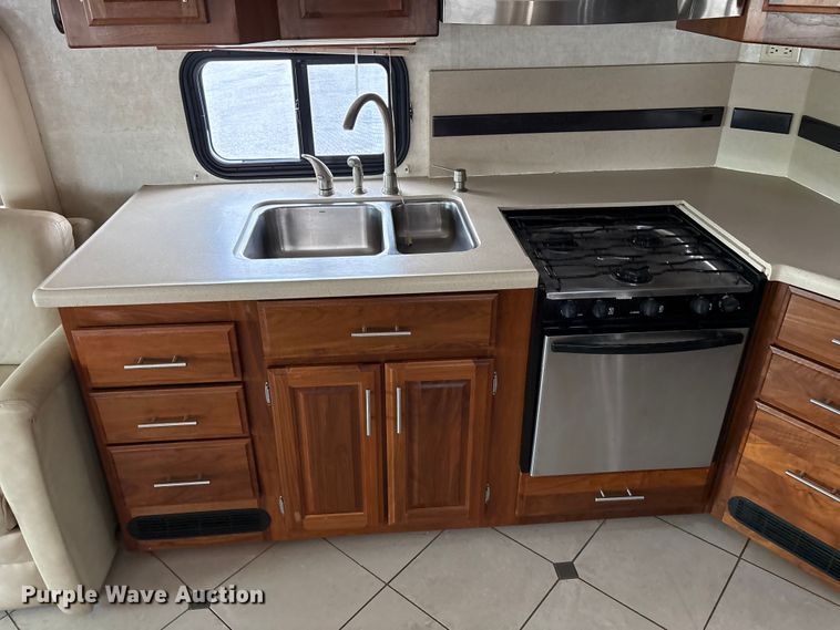 image for item EG8993 2006 Fleetwood American Tradition RV