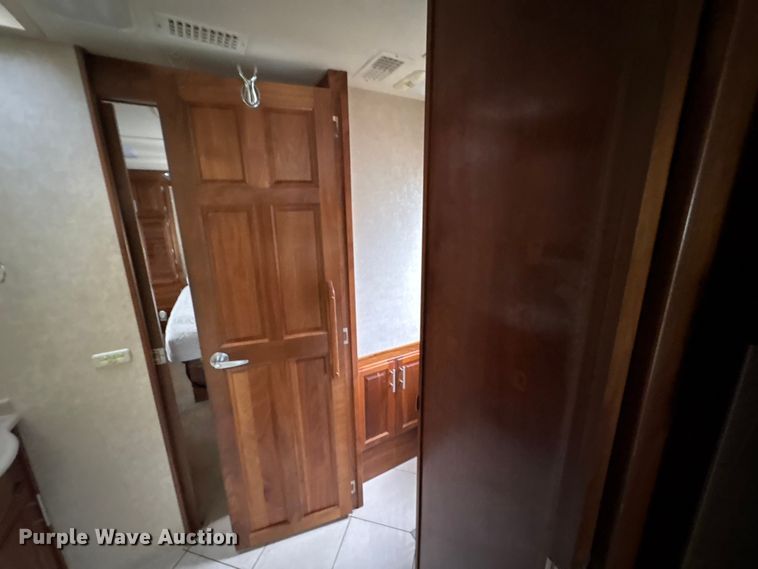 image for item EG8993 2006 Fleetwood American Tradition RV