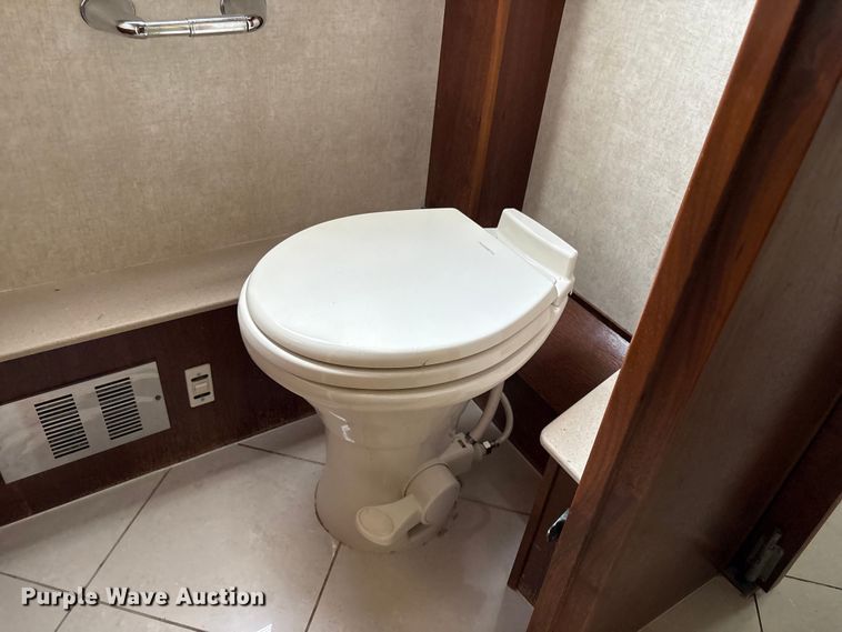 image for item EG8993 2006 Fleetwood American Tradition RV