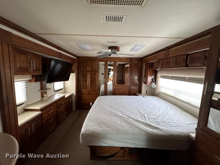 image for item EG8993 2006 Fleetwood American Tradition RV