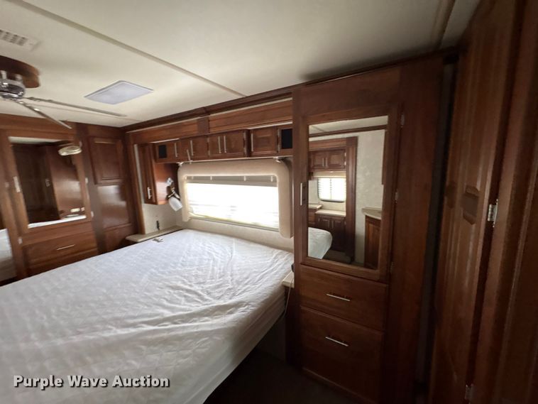 image for item EG8993 2006 Fleetwood American Tradition RV