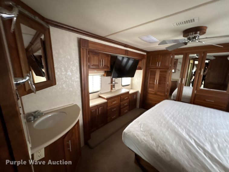 image for item EG8993 2006 Fleetwood American Tradition RV