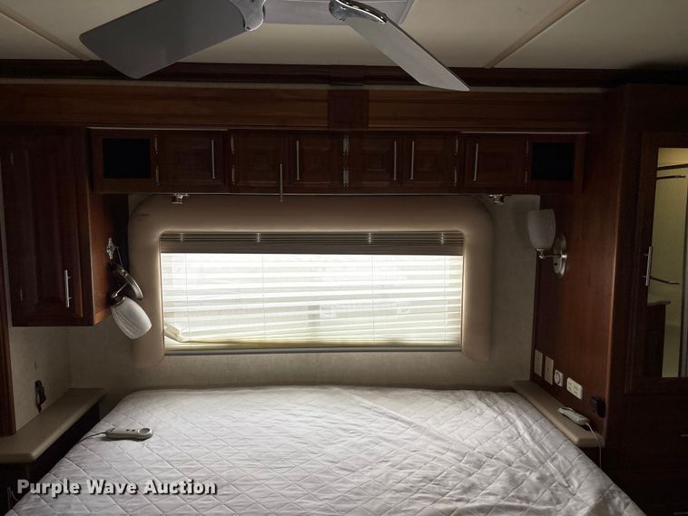 image for item EG8993 2006 Fleetwood American Tradition RV