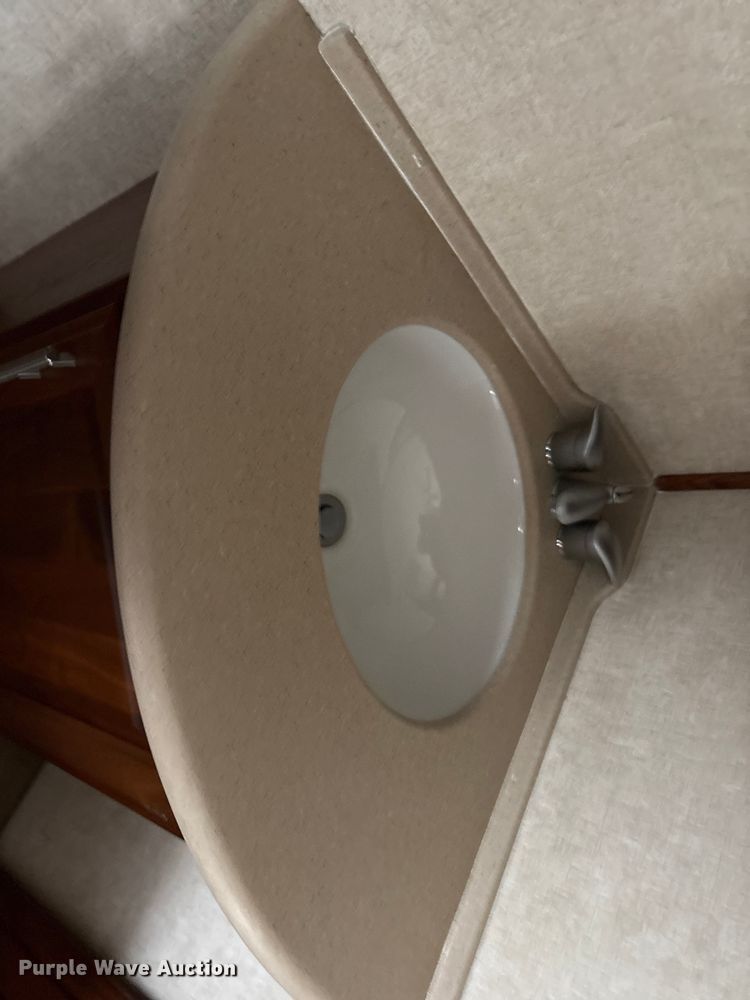 image for item EG8993 2006 Fleetwood American Tradition RV