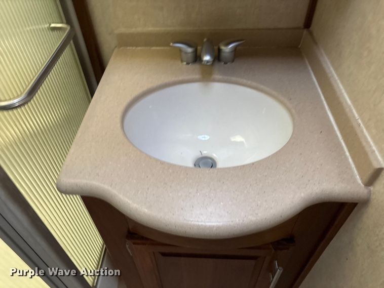 image for item EG8993 2006 Fleetwood American Tradition RV