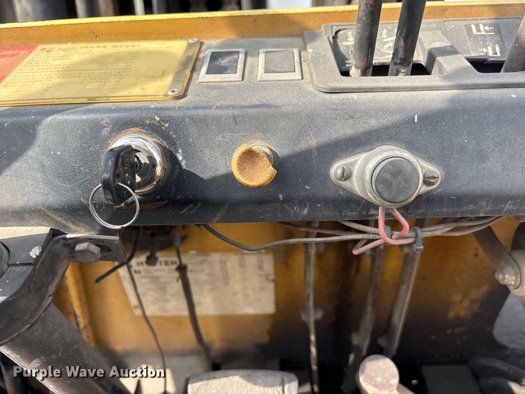 image for item EI5783 1987 Hyster H80XL forklift