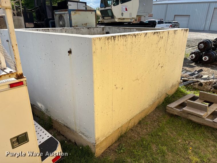 image for item EO4209 Concrete fuel tank enclosure