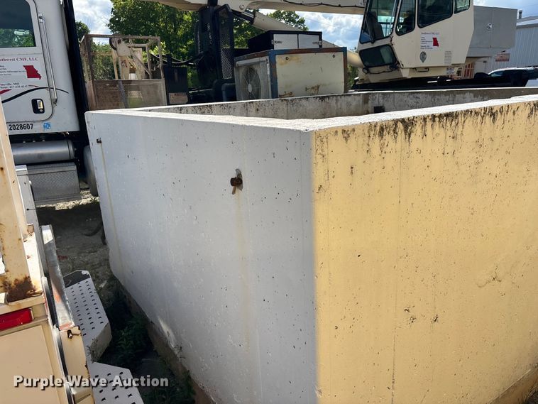 image for item EO4209 Concrete fuel tank enclosure