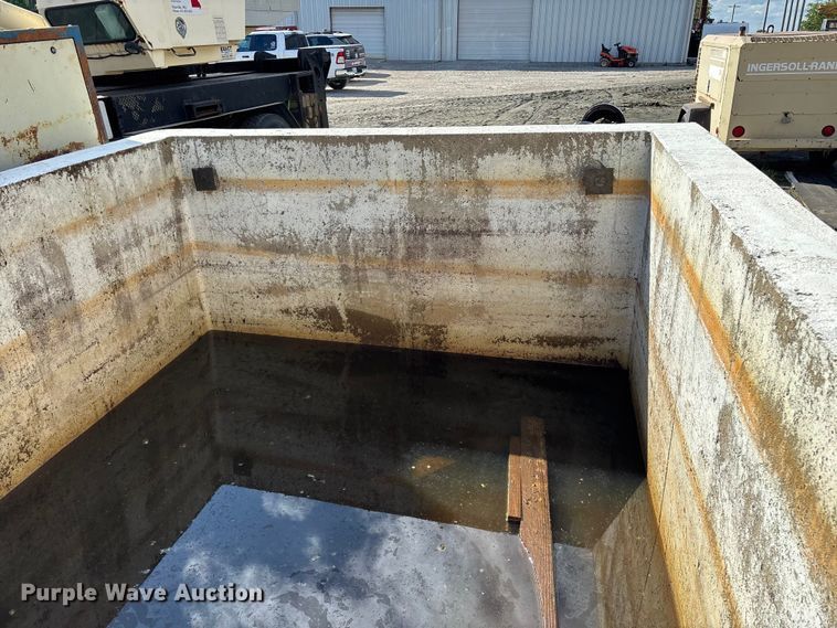 image for item EO4209 Concrete fuel tank enclosure