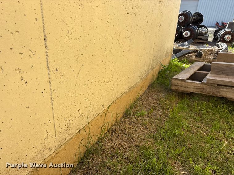 image for item EO4209 Concrete fuel tank enclosure