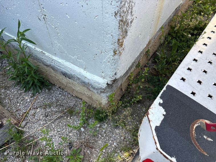 image for item EO4209 Concrete fuel tank enclosure