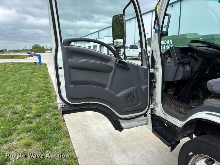 image for item EO4213 2016 Isuzu NPR box truck
