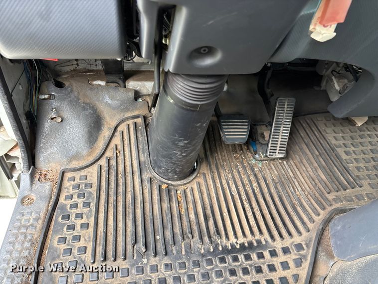 image for item EO4213 2016 Isuzu NPR box truck