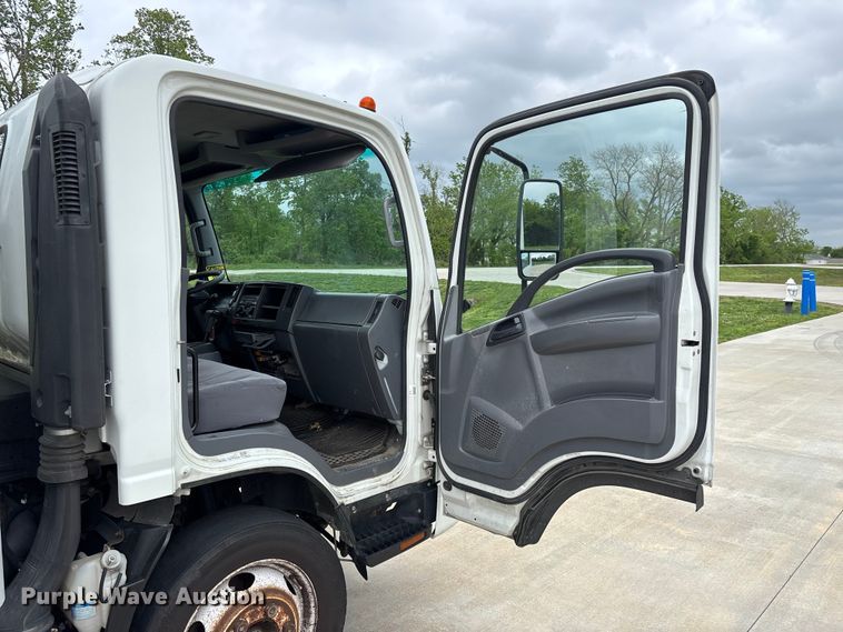 image for item EO4213 2016 Isuzu NPR box truck