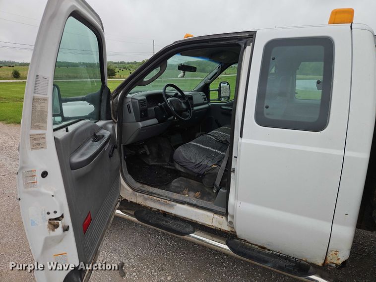 image for item EO7254 2004 Ford F450 Super Duty Ext. Cab flatbed pickup truck