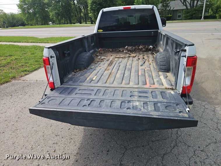 image for item EO7299 2019 Ford F350 Super Duty Crew Cab pickup truck