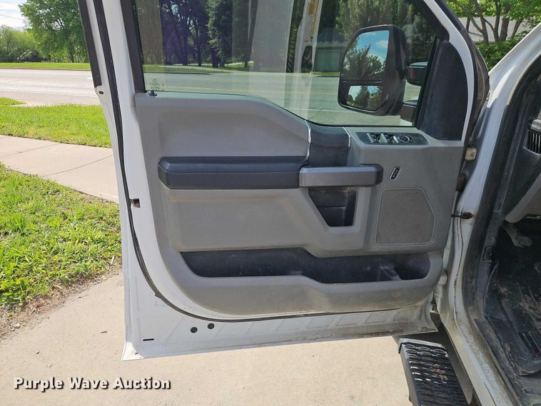 image for item EO7299 2019 Ford F350 Super Duty Crew Cab pickup truck