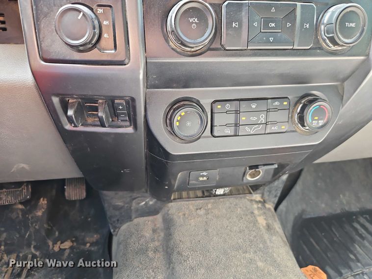 image for item EO7299 2019 Ford F350 Super Duty Crew Cab pickup truck