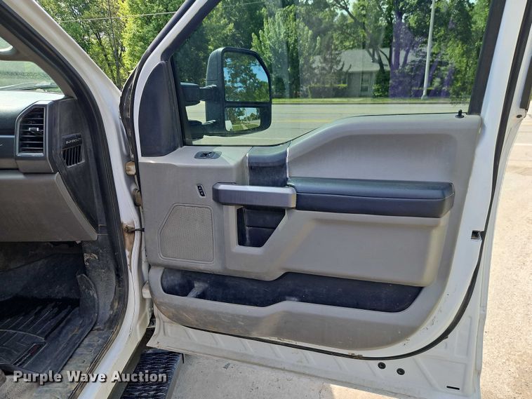 image for item EO7299 2019 Ford F350 Super Duty Crew Cab pickup truck