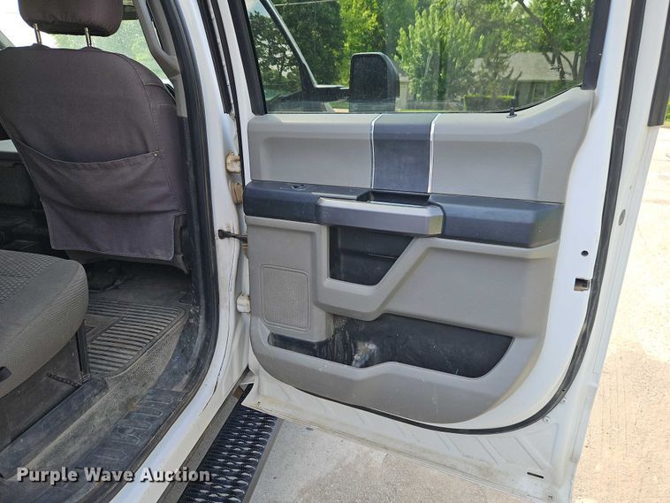 image for item EO7299 2019 Ford F350 Super Duty Crew Cab pickup truck