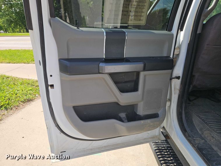 image for item EO7299 2019 Ford F350 Super Duty Crew Cab pickup truck