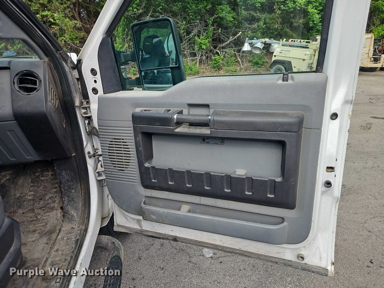image for item EO7300 2015 Ford F350 Crew Cab pickup truck