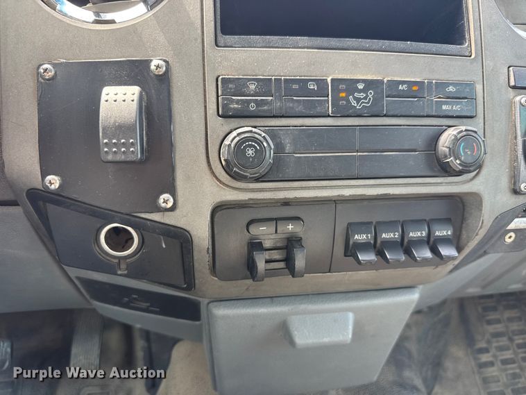 image for item ET1963 2013 Ford F450 Super Duty XLT utility / service truck