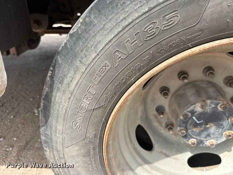 image for item ET1963 2013 Ford F450 Super Duty XLT utility / service truck