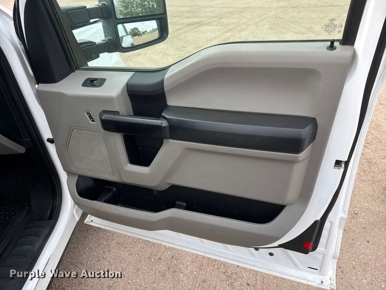 image for item ET1964 2020 Ford F250 Super Duty Ext. Cab pickup truck