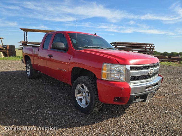 image for item ET5069 2011 Chevrolet Silverado 1500 Ext. Cab pickup truck