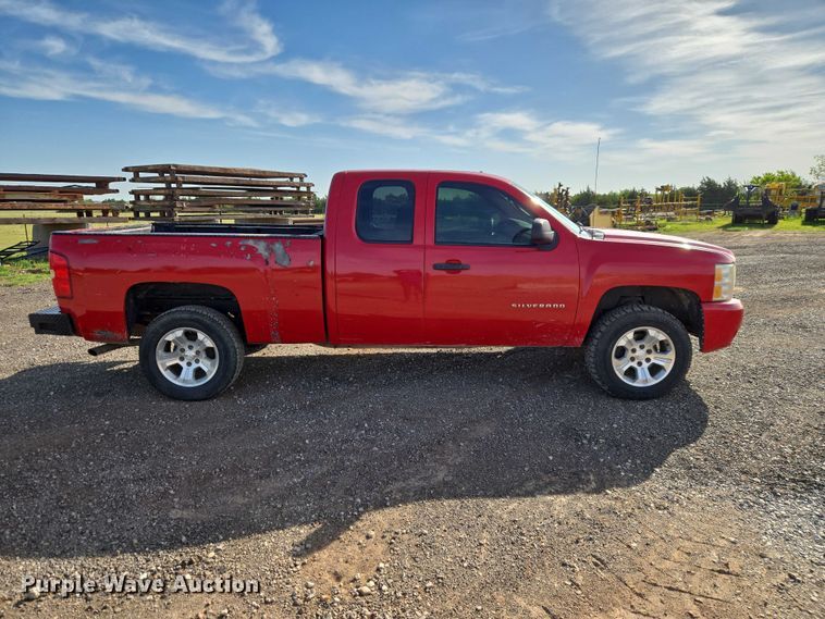 image for item ET5069 2011 Chevrolet Silverado 1500 Ext. Cab pickup truck
