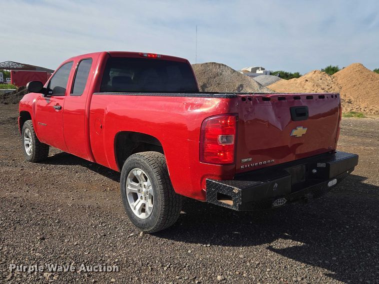 image for item ET5069 2011 Chevrolet Silverado 1500 Ext. Cab pickup truck