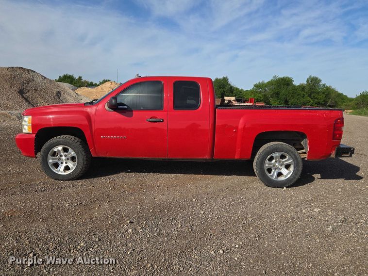 image for item ET5069 2011 Chevrolet Silverado 1500 Ext. Cab pickup truck