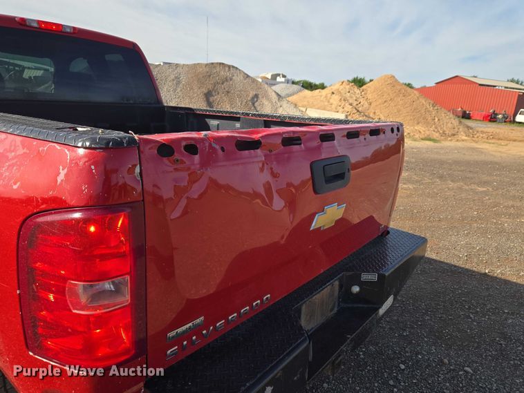 image for item ET5069 2011 Chevrolet Silverado 1500 Ext. Cab pickup truck