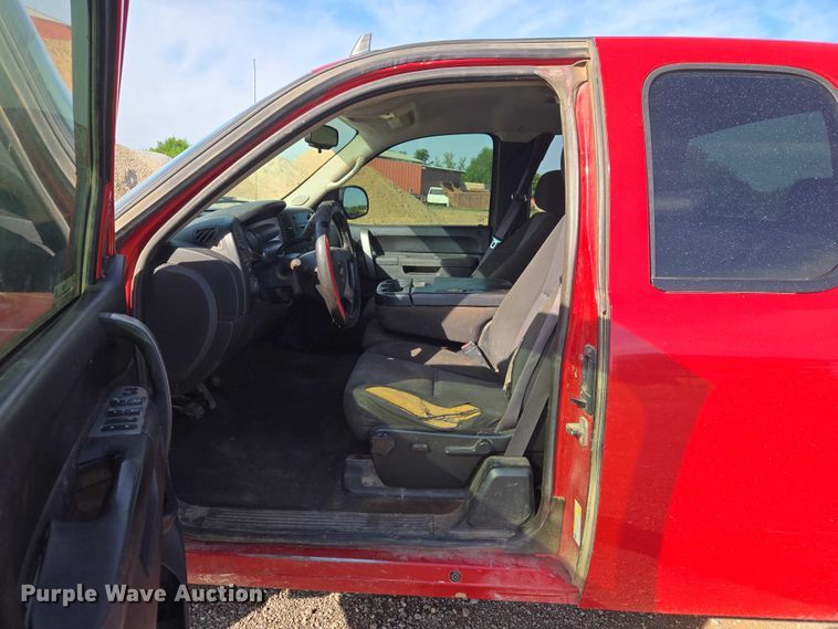 image for item ET5069 2011 Chevrolet Silverado 1500 Ext. Cab pickup truck