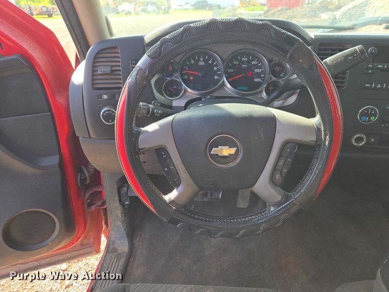 image for item ET5069 2011 Chevrolet Silverado 1500 Ext. Cab pickup truck