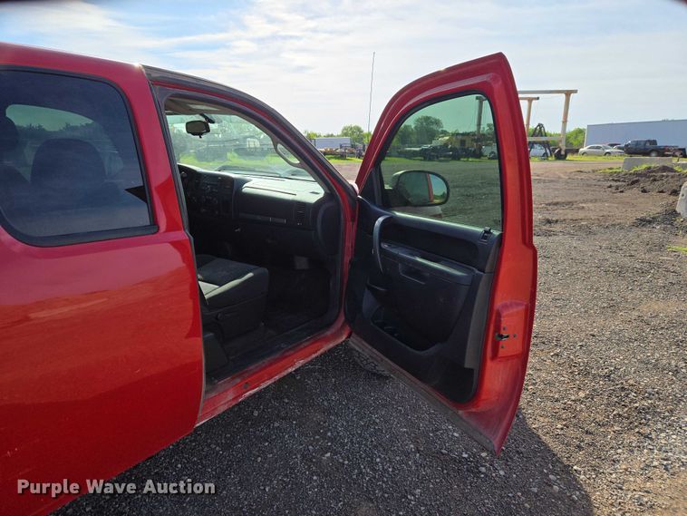 image for item ET5069 2011 Chevrolet Silverado 1500 Ext. Cab pickup truck