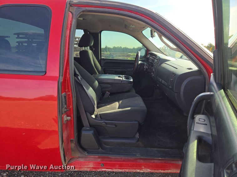 image for item ET5069 2011 Chevrolet Silverado 1500 Ext. Cab pickup truck
