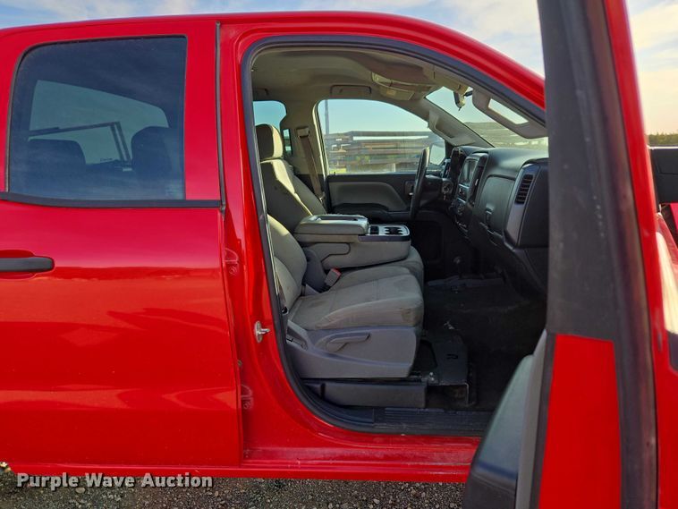 image for item ET5072 2016 Chevrolet Silverado 2500HD Ext. Cab pickup truck