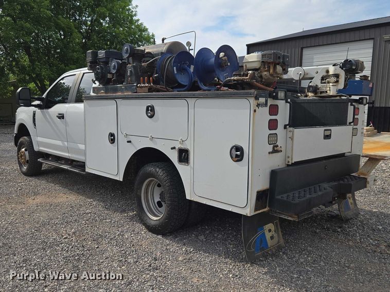 image for item ET5073 2021 Ford F350 Super Duty XL Ext. Cab utility bed pickup truck