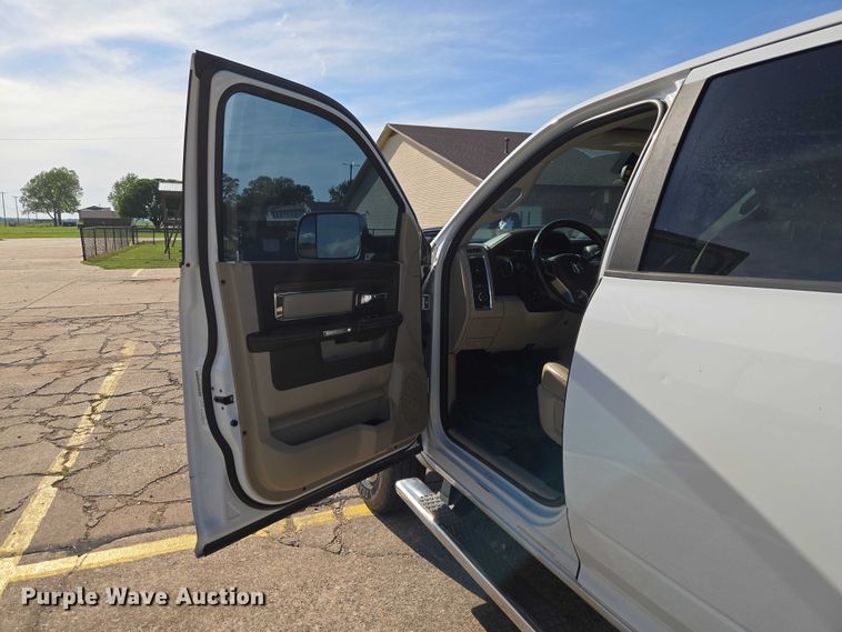 image for item ET5084 2014 RAM 3500 Crew Cab pickup truck